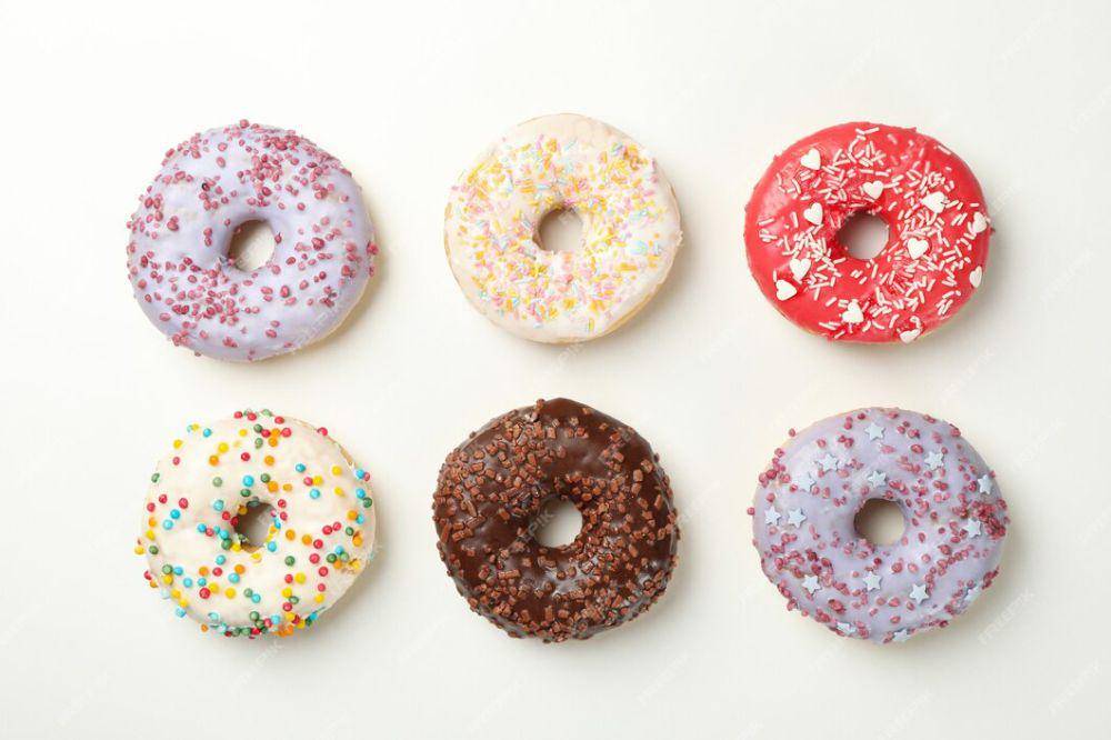 Ilustrasi donat (freepik.com/atlascompany)