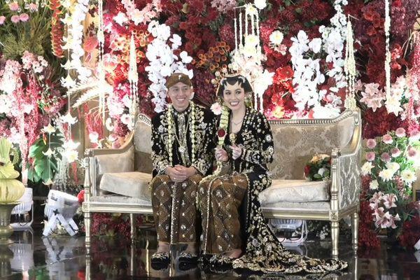 8 Potret Resepsi Pernikahan Rian Ardianto dan Ribka Sugiarto