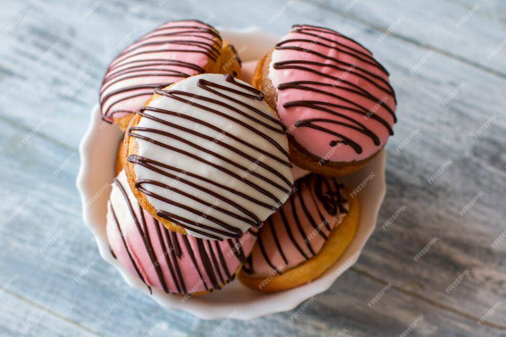 Ilustrasi donat (freepik.com/superpicture)