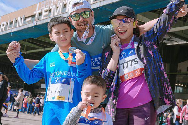 7 Potret Rafathar dan Rayyanza Ikut Berlin Marathon, Dapat Medali
