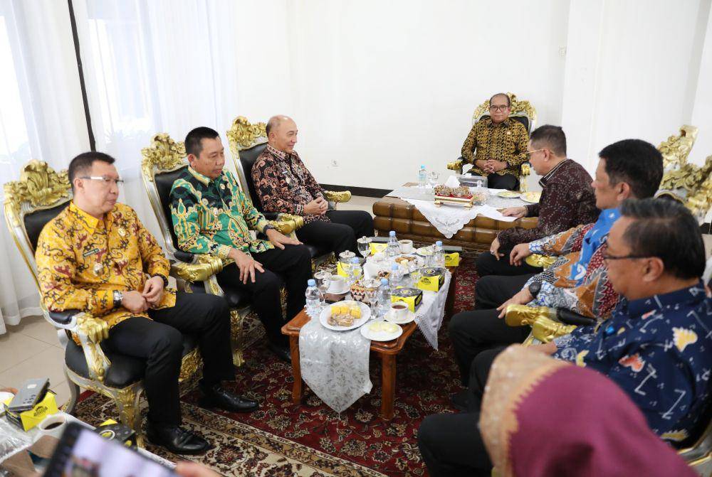 Penyerahan SK perpanjangan masa jabatan Pj Bupati Tanggamus oleh Pj Gubernur Lampung Samsudin. (Dok. Pemprov Lampung).