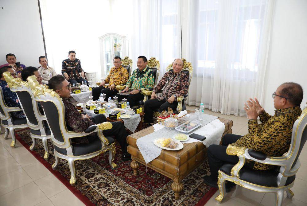 Penyerahan SK perpanjangan masa jabatan Pj Bupati Tanggamus oleh Pj Gubernur Lampung Samsudin. (Dok. Pemprov Lampung).