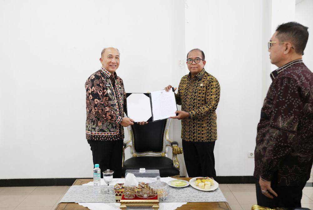 Penyerahan SK perpanjangan masa jabatan Pj Bupati Tanggamus oleh Pj Gubernur Lampung Samsudin. (Dok. Pemprov Lampung).