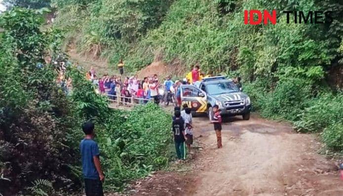 Foto saat jasad korban dievakuasi Polsek Tambora (Dok/Istimewa)
