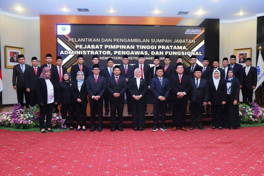 Menteri Ketenagakerjaan Ida Fauziyah melantik lima pejabat pimpinan tinggi pratama di lingkungan Kementerian Ketenagakerjaan di ruang Tridarma Kemnaker, Jakarta, Jumat (27/9/2024) (dok. Kemnaker)