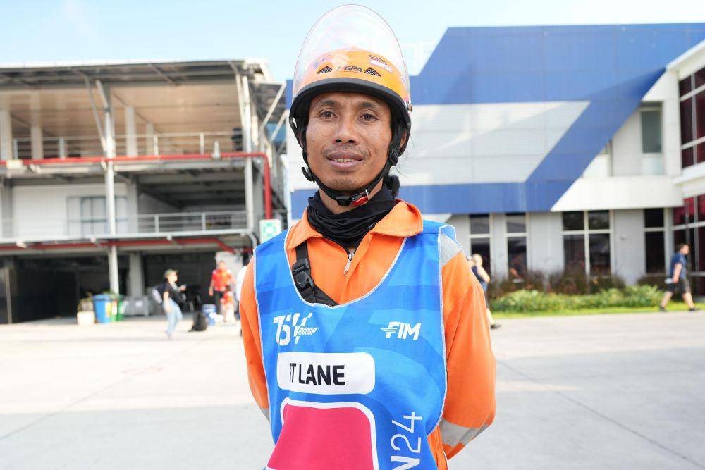 Ratusan tenaga kerja lokal dengan beragam usia turut terlibat aktif dan memegang peranan penting dalam mensukseskan perhelatan Pertamina Grand Prix of Indonesia. (Dok. Pertamina)
