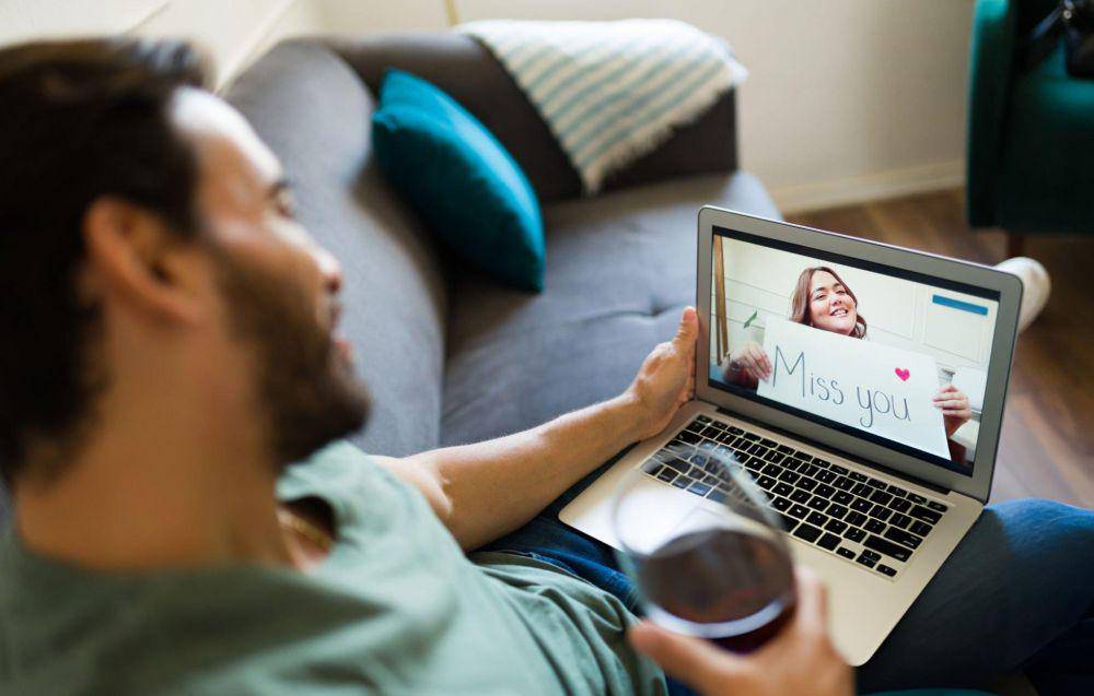 ilustrasi long distance marriage (istock.com/Antonio_Diaz)