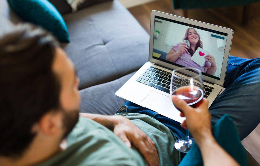 ilustrasi long distance marriage (istock.com/Antonio_Diaz)