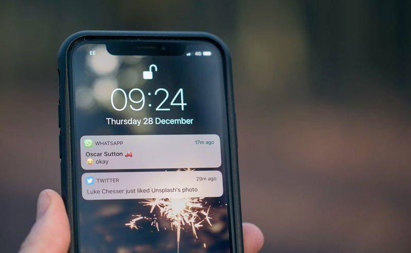 ilustrasi notifikasi WhatsApp (unsplash.com/Jamie Street)
