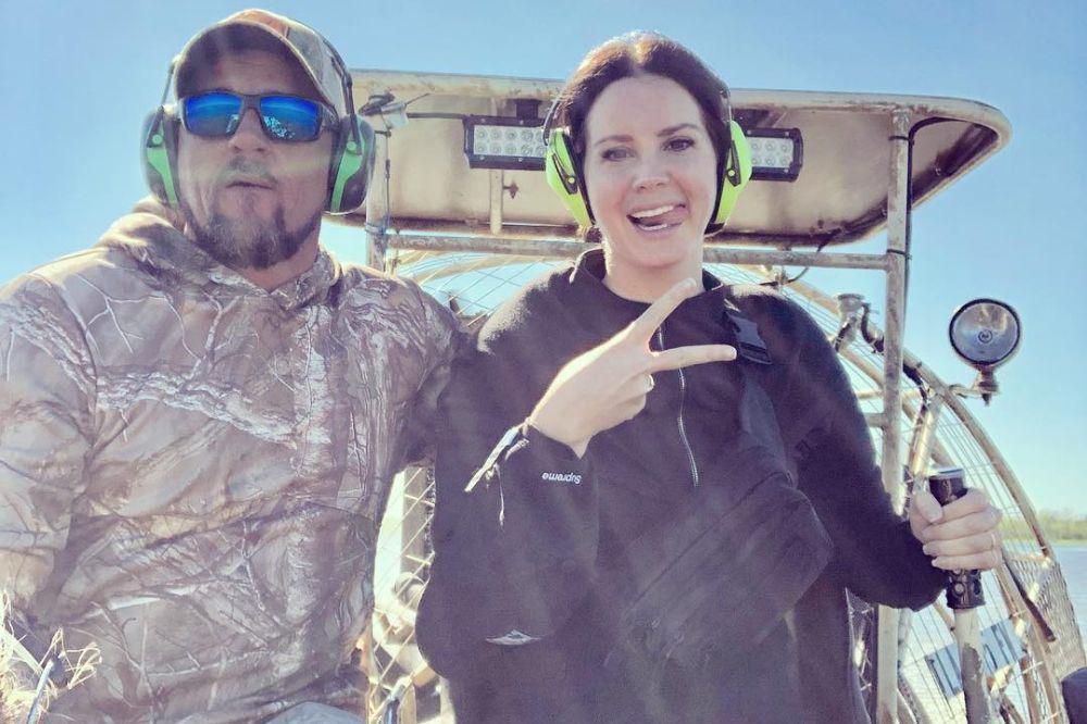 Perjalanan Cinta Lana Del Rey dan Suaminya yang Pawang Buaya
