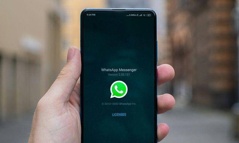 ilustrasi menggunakan WhatsApp (unsplash.com/Mika Baumeister)