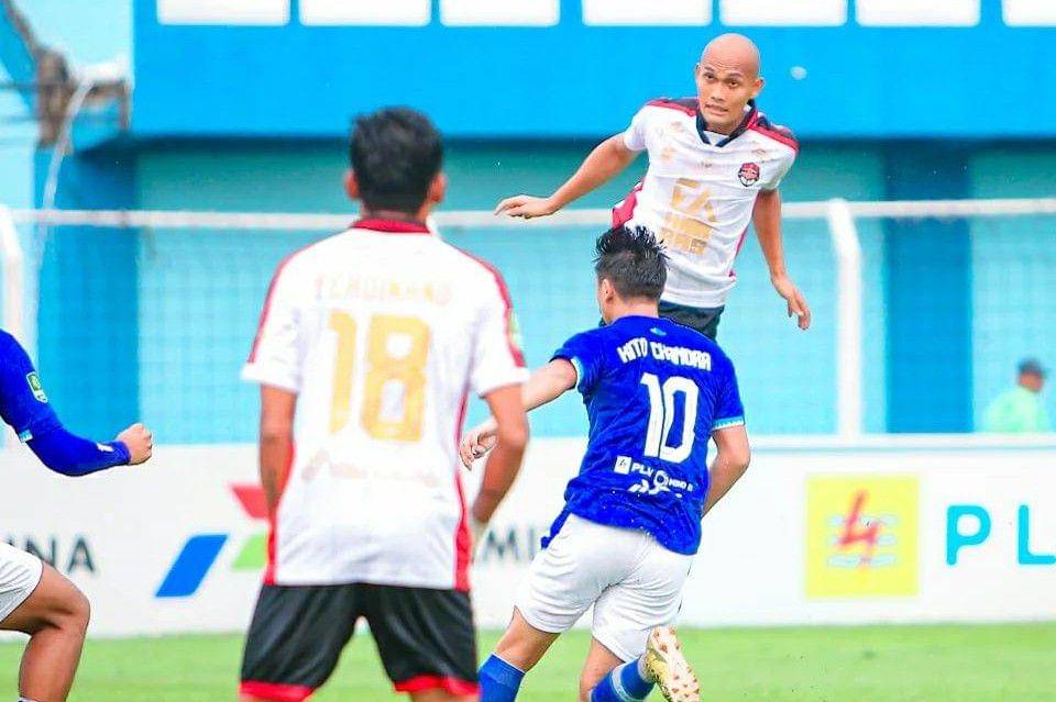 Persekat Tegal dalam laga melawan Persiku Kudus pada pekan ketiga Grup 2 Liga 2 Indonesia 2024/2025. (instagram.com/persekat.tegal)