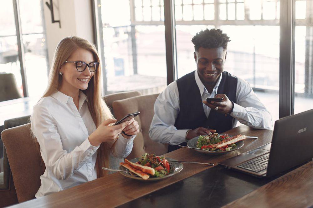 5 Tips Kurangi Kebiasaan Memotret Makanan, Ganggu Teman Bersantap