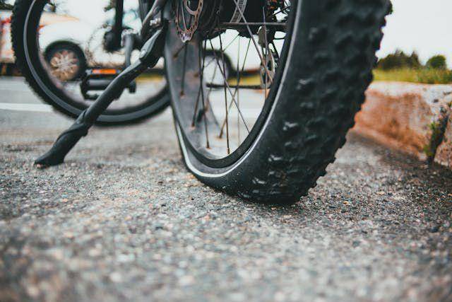 Potret ban motor yang kempes(pexels.com/Erick McLean)