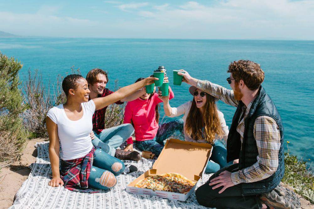 ilustrasi hangout bareng sahabat (pexels.com/RDNE Stock project)