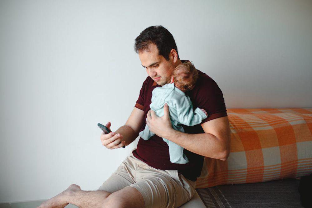 9 Tanda Ayah Mengalami Daddy Blues, Merasa Gak Dekat dengan Bayi