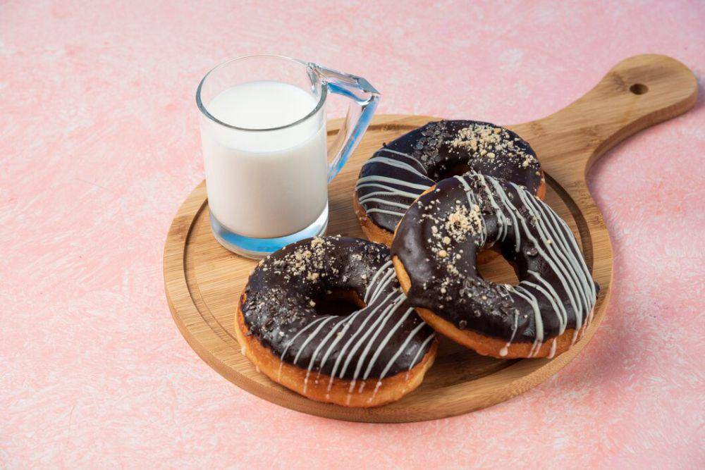 Ilustrasi donat (freepik.com/azerbajian_stockers)