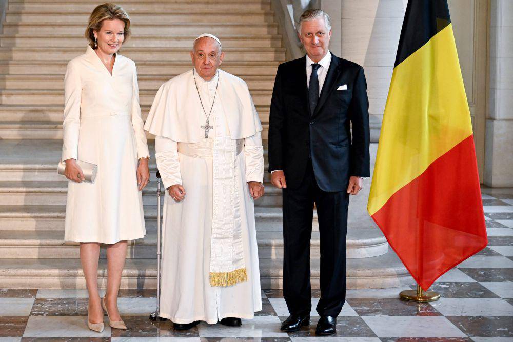 Raja Philippe dan Ratu Mathilde dari Belgia bersama Paus Fransiskus. (x.com/@MonarchieBe)