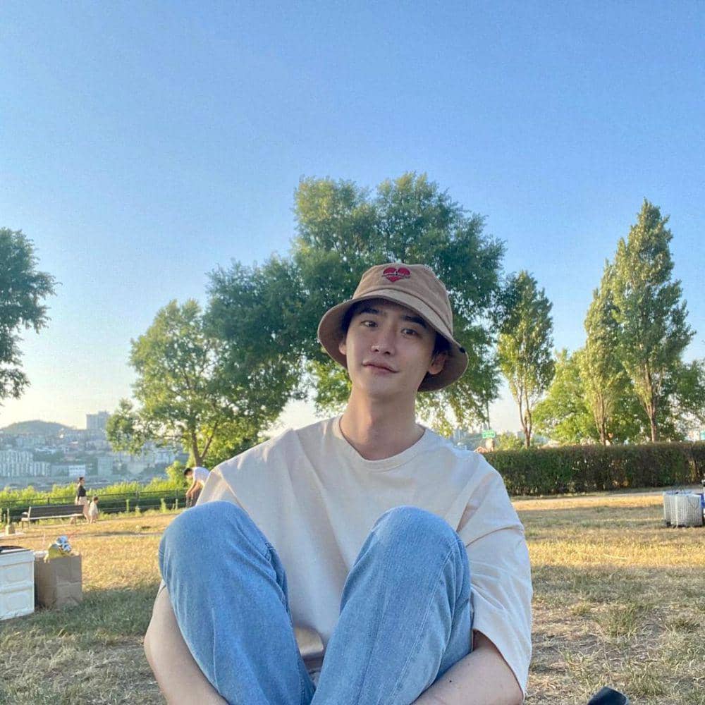 outfit ala Lee Jong Suk (instagram.com/jongsuk0206)