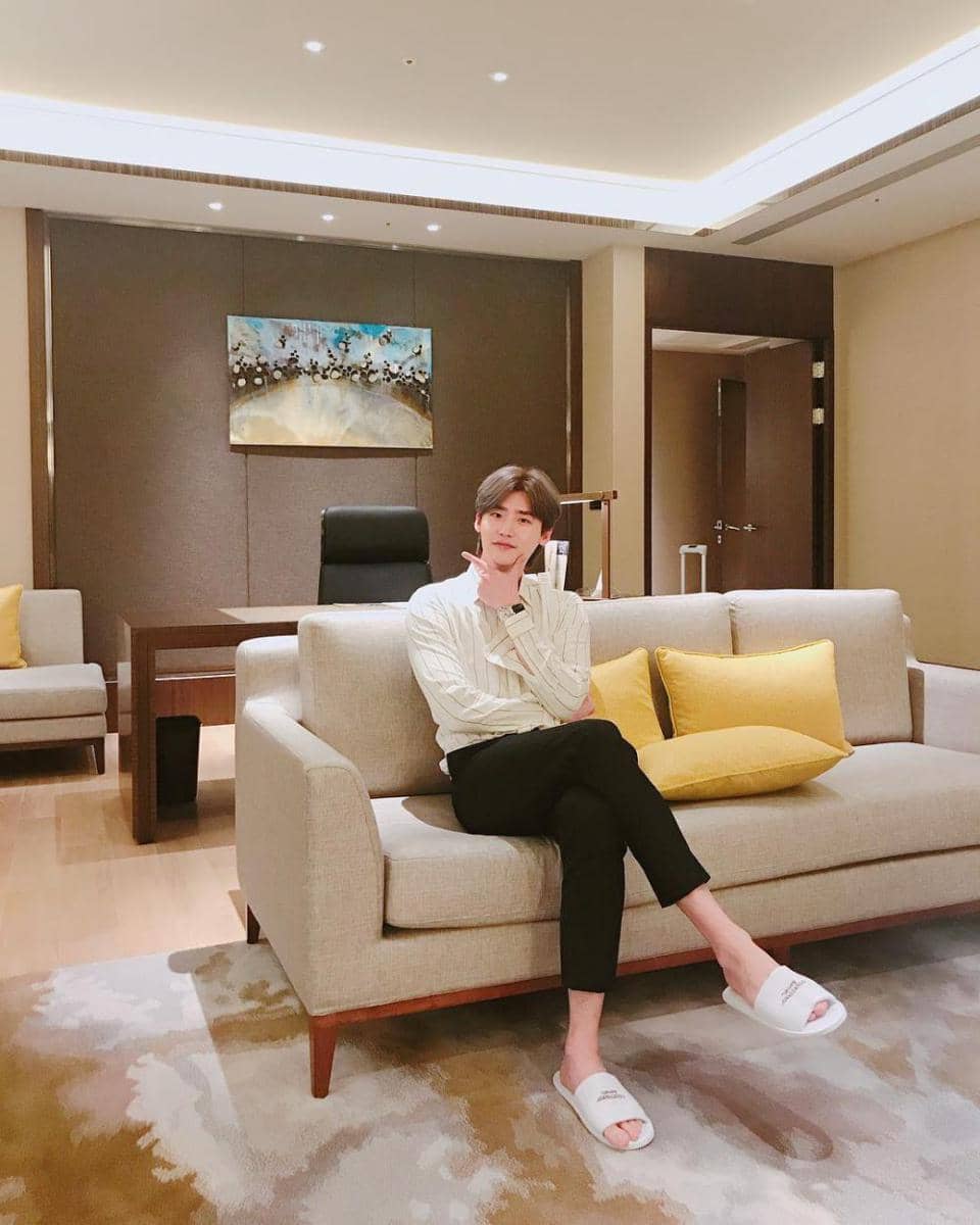outfit ala Lee Jong Suk (instagram.com/jongsuk0206)
