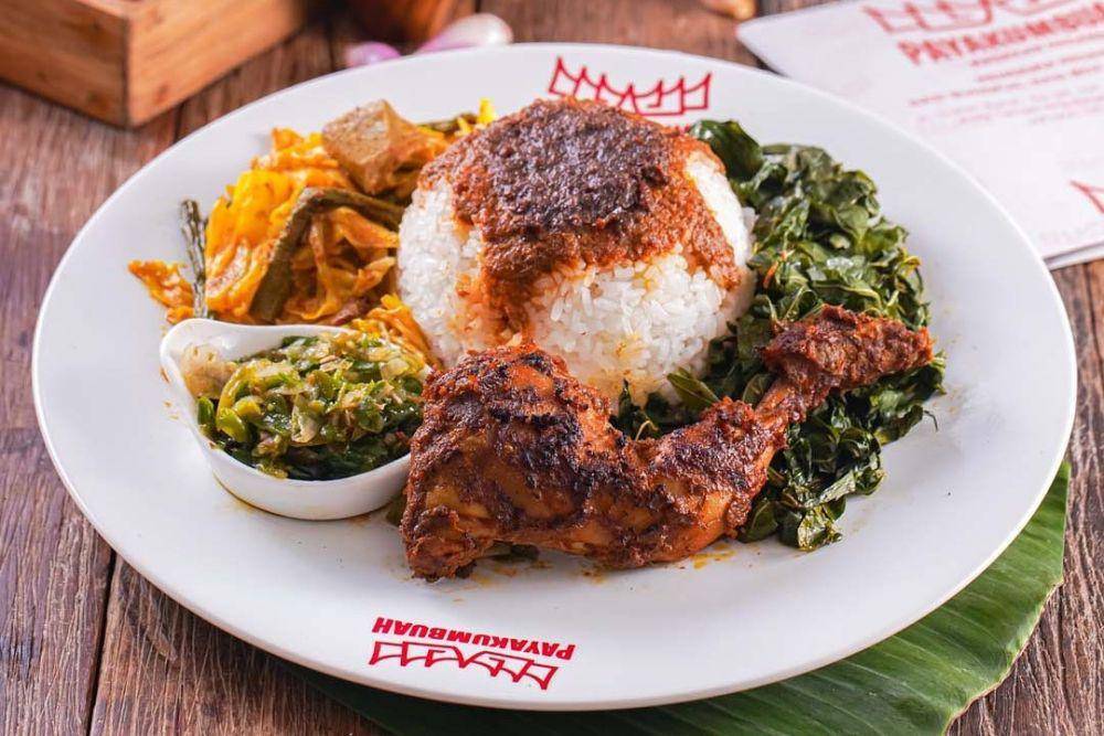 sajian nasi ayam bakar di Padang Payakumbuah (instagram.com/padangpayakumbuah)