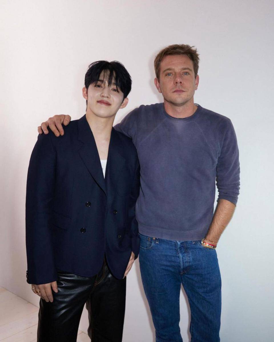 S.Coups SEVENTEEN dan Jonathan Anderson saat hadiri LOEWE Paris Fashion Week 2024 (instagram.com/sound_of_coups)