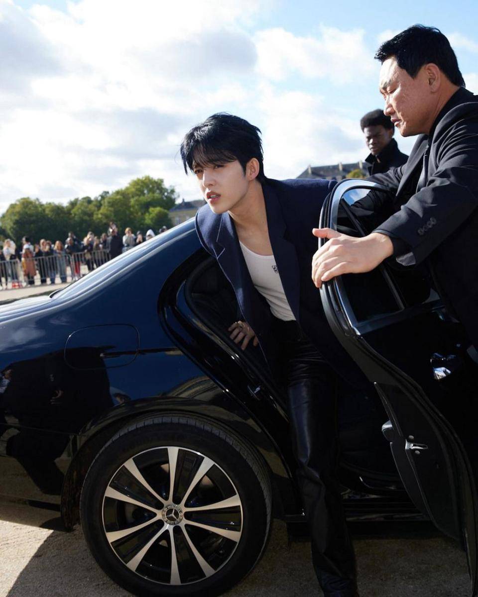 S.Coups SEVENTEEN saat hadiri LOEWE Paris Fashion Week 2024 (instagram.com/sound_of_coups)