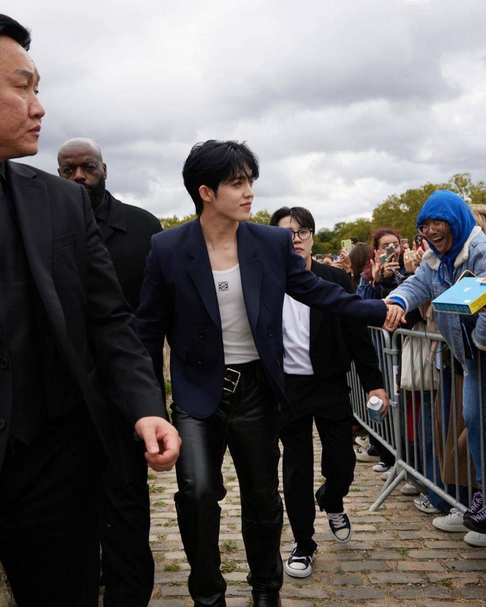 S.Coups SEVENTEEN saat hadiri LOEWE Paris Fashion Week 2024 (instagram.com/sound_of_coups)