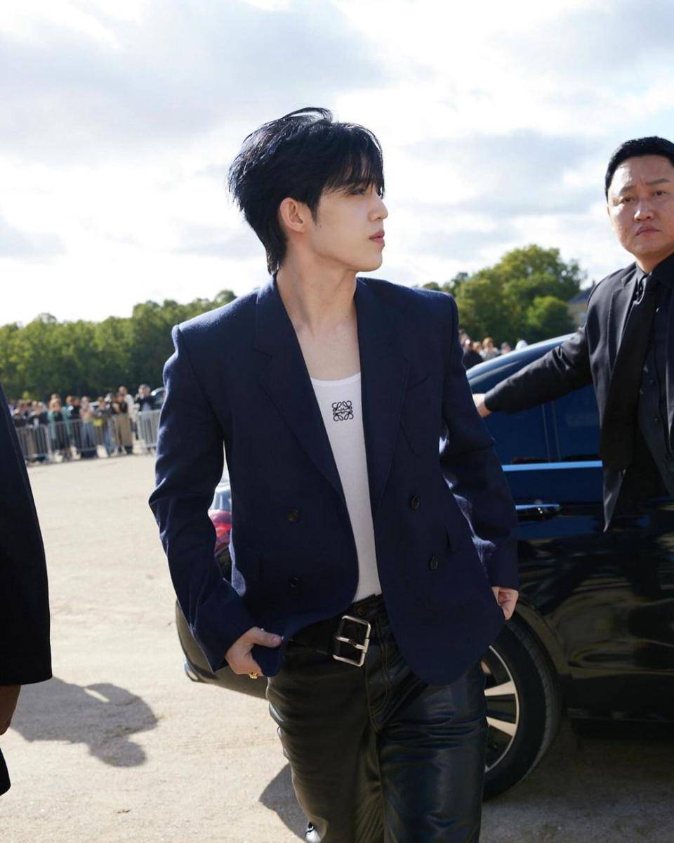 S.Coups SEVENTEEN saat hadiri LOEWE Paris Fashion Week 2024 (instagram.com/sound_of_coups)