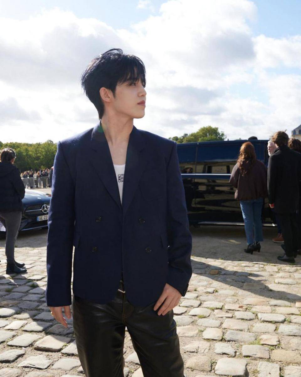 S.Coups SEVENTEEN saat hadiri LOEWE Paris Fashion Week 2024 (instagram.com/sound_of_coups)