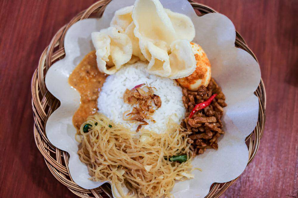 Ilustrasi nasi uduk. (istockphoto.com/Kadek Bonit Permadi)
