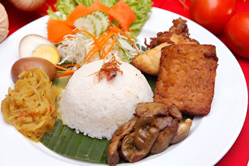 Ilustrasi nasi uduk. (istockphoto.com/jim_akay)