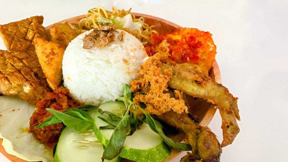 Ilustrasi nasi uduk. (istockphoto.com/Aurella Putri)