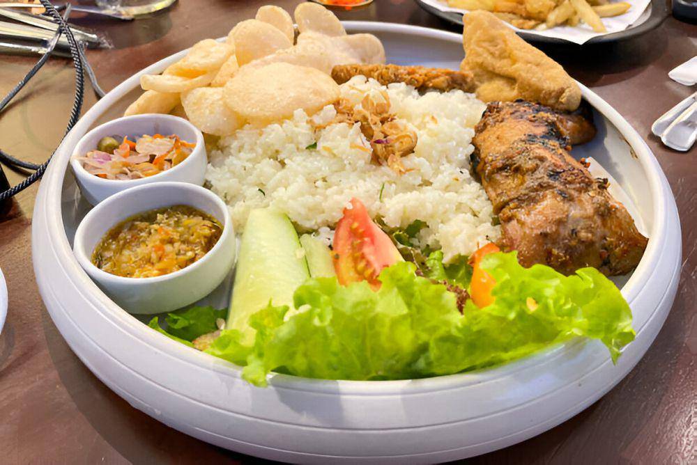 Ilustrasi nasi uduk. (istockphoto.com/Antoksena)