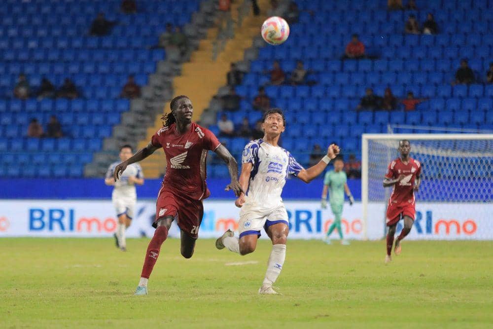 Striker PSM Makassar Tito Okello (kiri) dalam duel perebutan bola dengan bek PSIS Semarang yakni Riyan Ardiansyah (kanan) dalam laga pekan keenam BRI Liga 1 2024/25 yang berlangsung di Stadion Batakan Balikpapan pada Jumat 20 September 2024. (Dok. PT Liga Indonesia Baru)