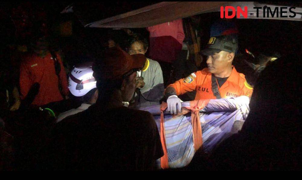 Korban longsor Solok dievakuasi ke mobil ambulans (IDN Times/Halbert Caniago)