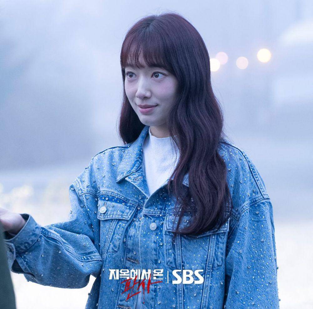 Kang Bit Na (Park Shin Hye) di drakor The Judge from Hell (instagram.com/sbsdrama.official)