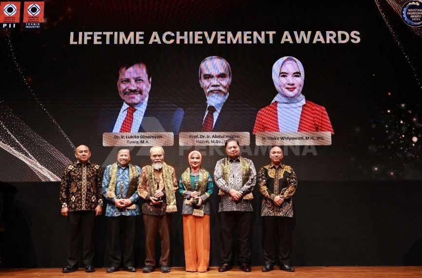 Airlangga Raih Lifetime Achievment Awards dari PII, Beri Pesan Begini