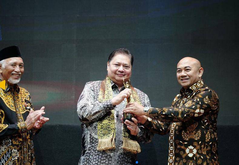 Menko Perekonomian Airlangga Hartarto meraih Lifetime Achievment Awards (Dok Kemenko Perekonomian)