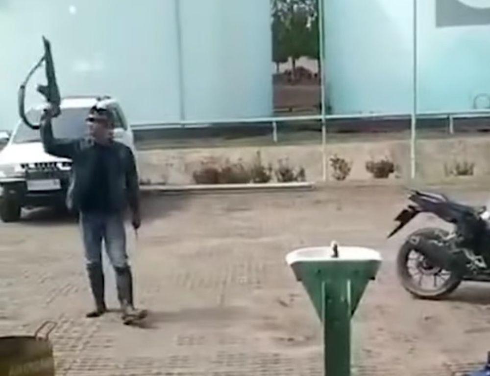 Pria Bersenjata Mengamuk di Pabrik Sawit dan Tembak Polisi