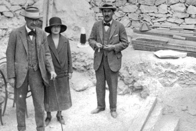 George Herbert (Lord Carnarvon ke-5) dan putrinya, Lady Evelyn Herbert, serta Howard Carter di tangga menuju makam Tutankhamen yang baru ditemukan, pada November 1922. (commons.wikimedia.org/Harry Burton)