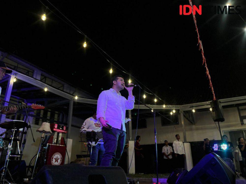 Emil Dardak saat menyanyikan single-nya di Pos Block, Surabaya, Sabtu (29/9/2024) malam. (IDN Times/Khusnul Hasana)