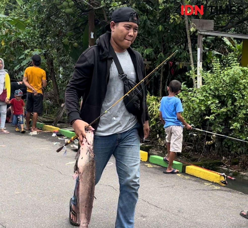 Warga Habiskan Akhir Pekan dengan Ikut Lomba Mancing Dalam Parit