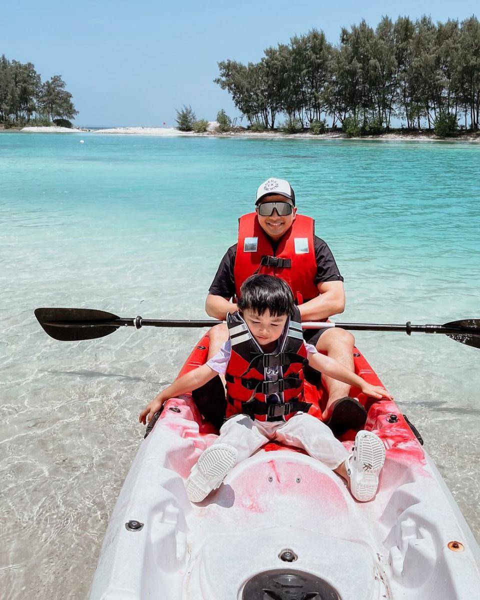 Glenn Alinskie dan keluarga di Kepulauan Seribu. (instagram.com/glennalinskie)