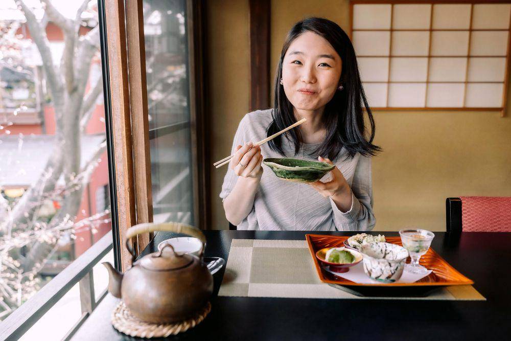 ilustrasi perempuan makan di restoran Jepang (freepik.com/freepik)
