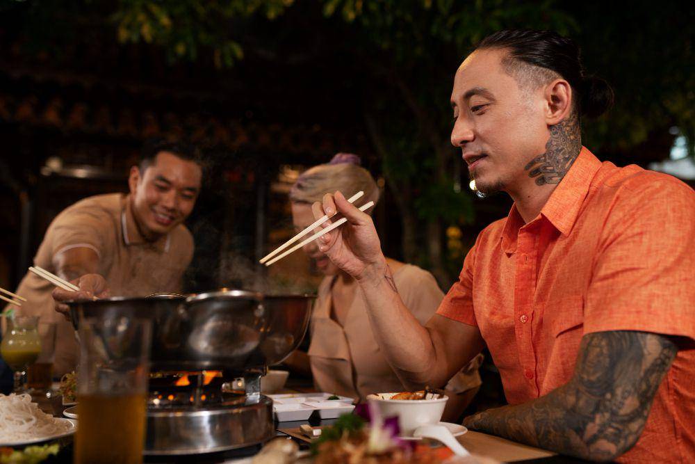 ilustrasi dinner party di restoran AYCE (freepik.com/freepik)