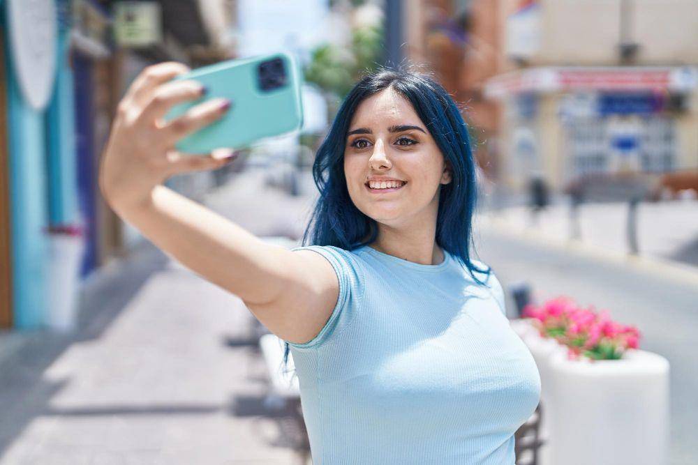 ilustrasi selfie (freepik.com/krakenimages.com)