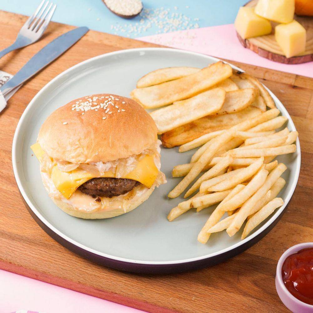 Potret menu Classic Beef Burger dan French Fries di BIttersweet by Najla (instagram.com/bittersweet_by_najla-depok)
