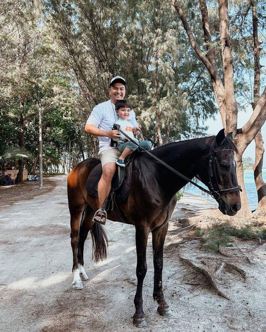 Glenn Alinskie dan keluarga di Kepulauan Seribu. (instagram.com/glennalinskie)