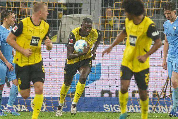 Borussia Dortmund melawan VfL Bochum di Bundesliga 2024/2025. (bundesliga.com)